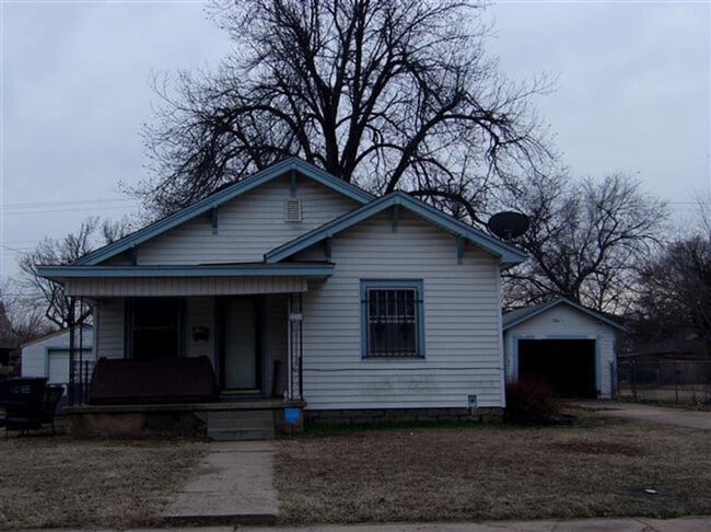 Building Photo - 2215 E Elm Ave