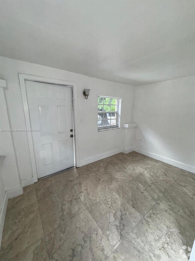 Building Photo - 1315 SW 3rd St Unit 2 Rental