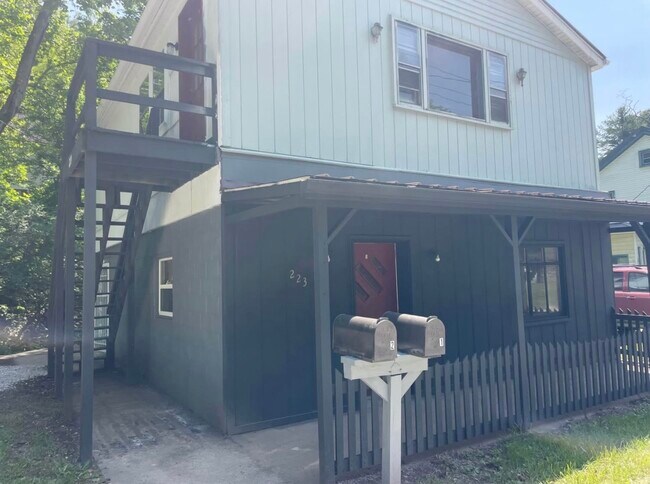 Photo - 223 Edgington Ln Unit Upper
