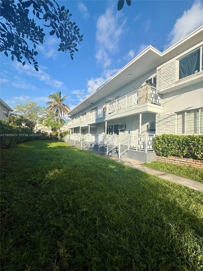 Building Photo - 7600 Dickens Ave Unit 6