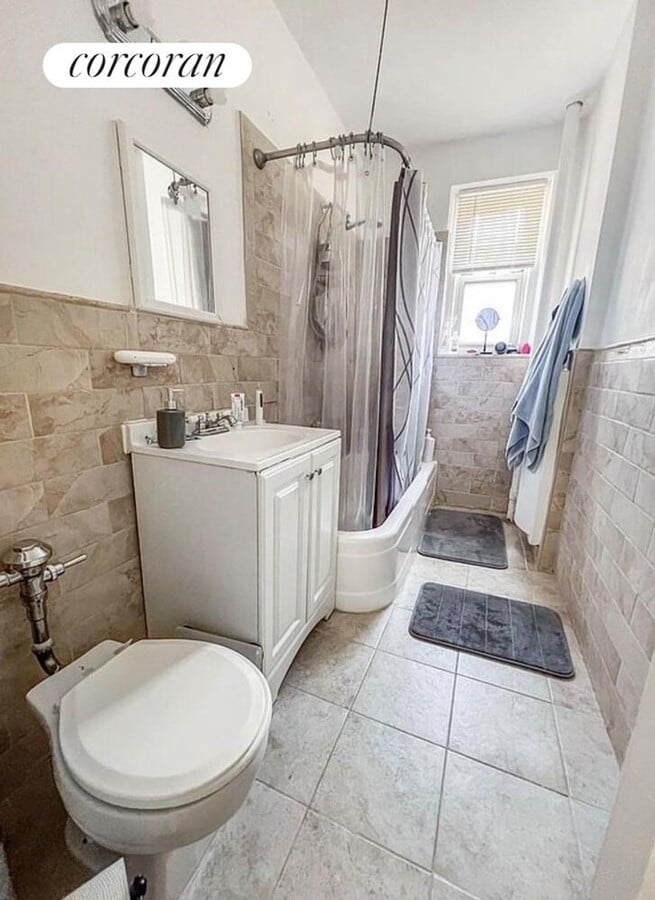 Photo - 64-85-85 Saunders St