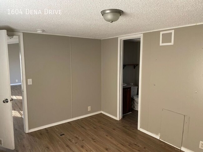 Building Photo - 1604 Dena Dr