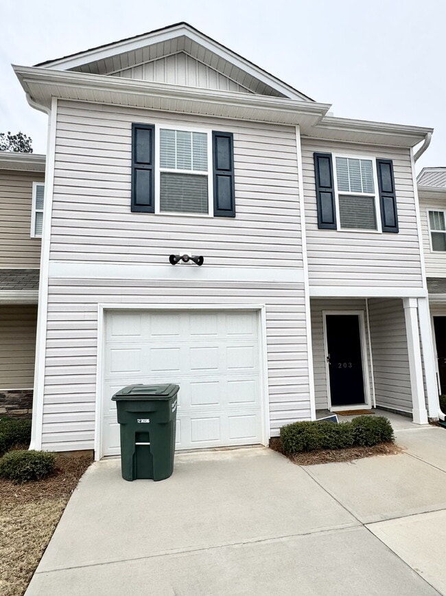 Building Photo - Seneca townhome - Price Just Reduced!