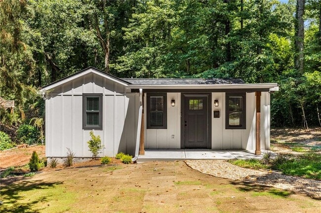 Building Photo - 30 Pine Ridge Rd SE Rental