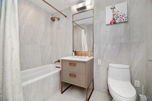 Photo - 3 Ct Square W Unit 1909