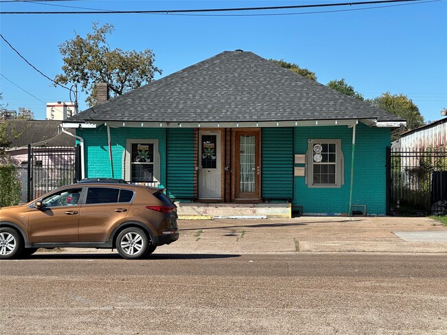 Building Photo - 304 Lockwood Dr