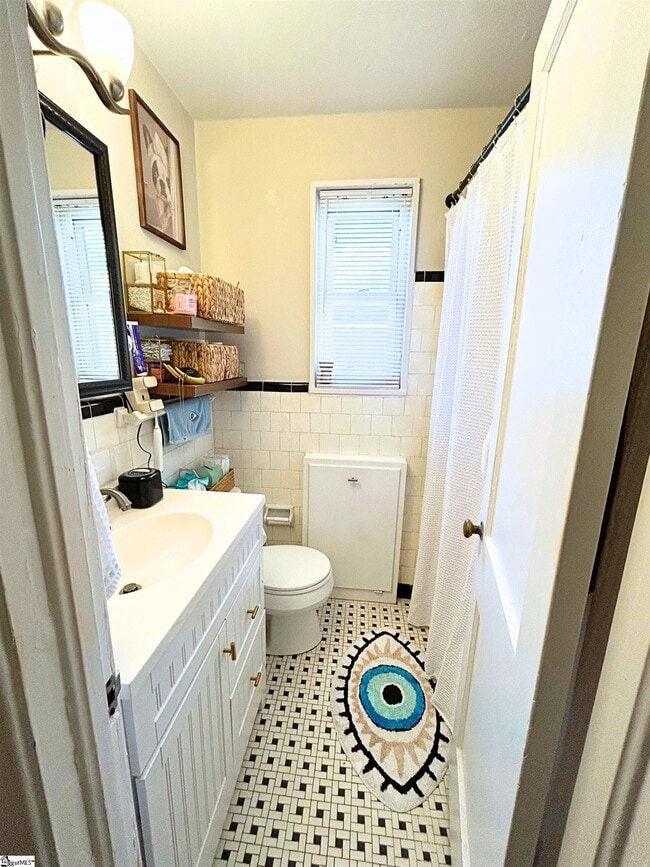 Photo - 605 University Ridge