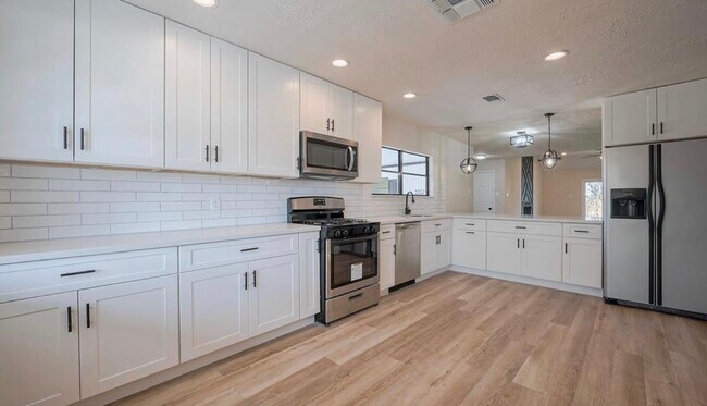 Photo - 5502 Hewitt Dr