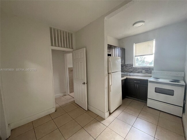 Building Photo - 1060 NW 47th St Unit 5