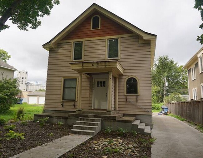 Building Photo - Affordable five bedroom house close to U o...
