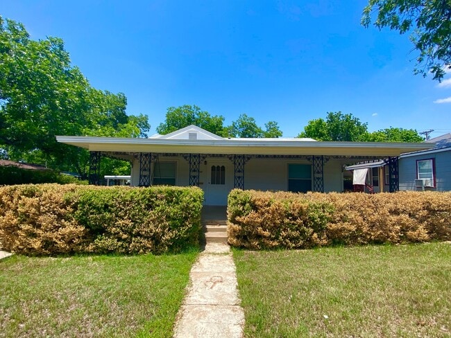 Building Photo - HUGE, 4 bedroom 3 bath home plus bonus room! NEW FLOORS, Available NOW!