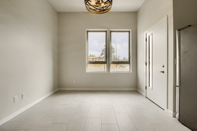 Oficina del 1er piso - 2098 S Galapago St