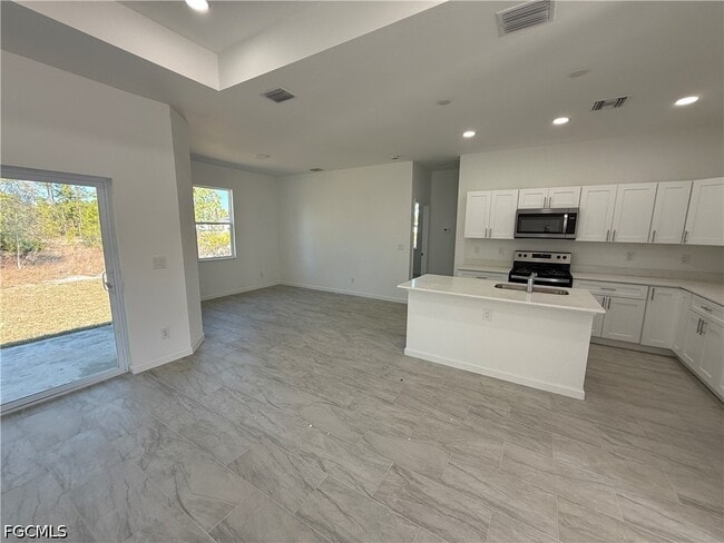Photo - 1115 Cove St E