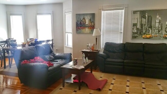 Building Photo - Oak Square Huge 2nd & 3rd floor SIX bed 3 ... Rental