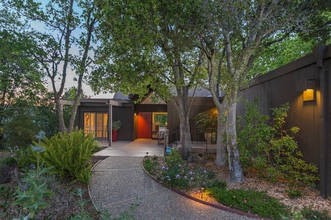 Building Photo - 5 Sandstone