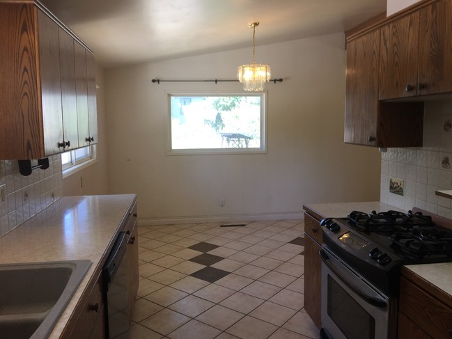 Building Photo - 215 NW Webb St Unit Upper