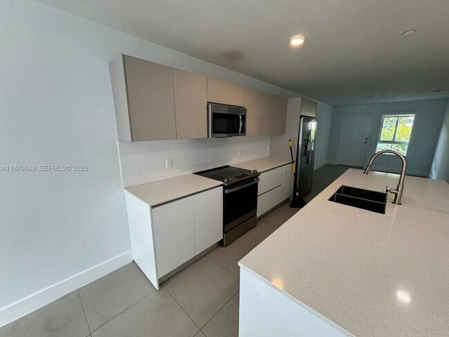 Photo - 2555 NE 193rd St