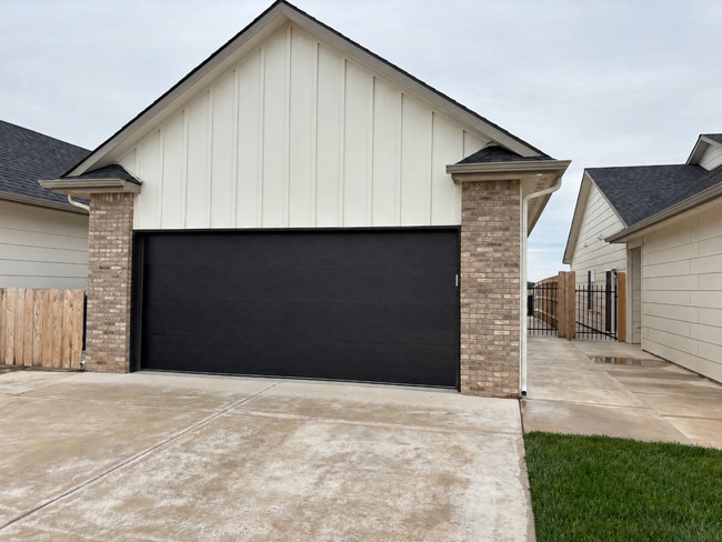 Building Photo - 2155/57 Reece Unit 2155 Reece
