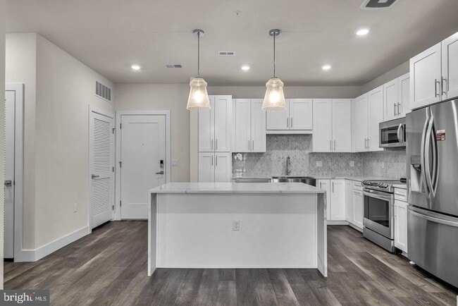 Building Photo - 1761 Old Meadow Rd Unit 413