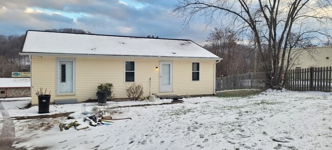 Building Photo - 3 Bedroom / 1 Bath Ranch Home  Rogersville TN