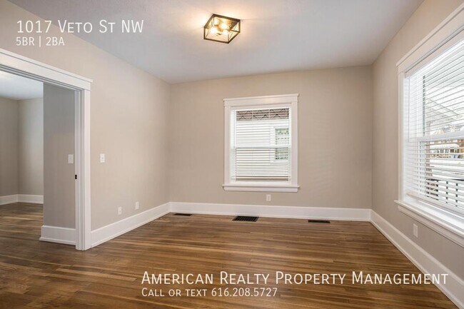 Photo - 1017 Veto St NW