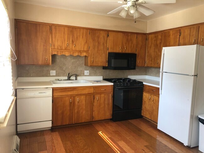 Photo - 106 E 2nd St