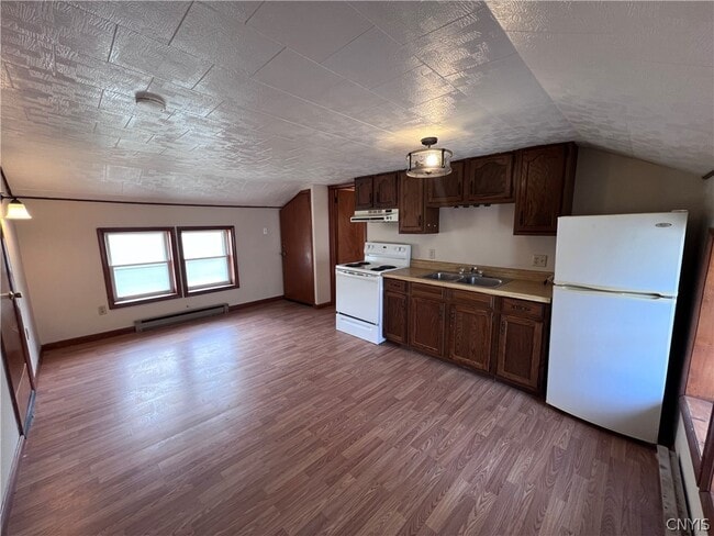Photo - 27 E 6th St