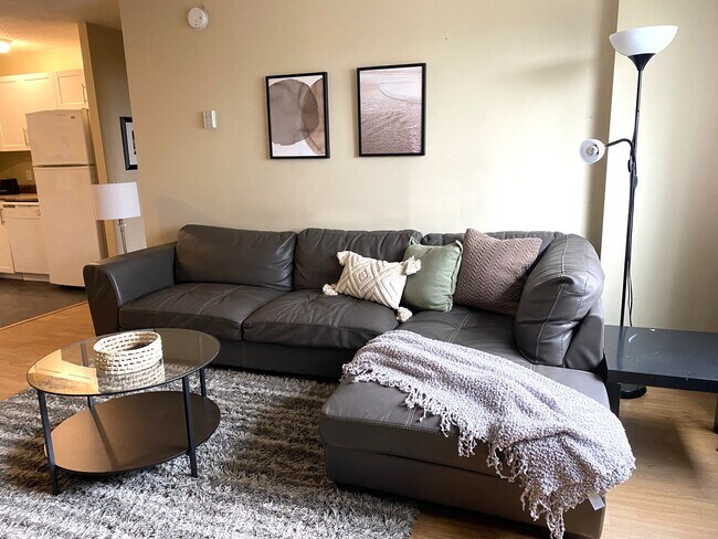 Photo - 9710-105 105 St NW