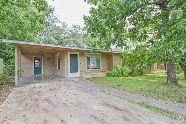 Building Photo - 3/2 with 2 living rooms & a Huge Yard Rental