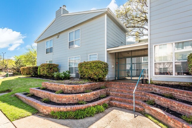 Building Photo - 1901 N Fitzhugh Ave Unit 20B Rental