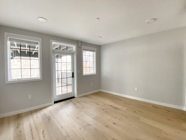 Photo - 32 Main St Unidad 202