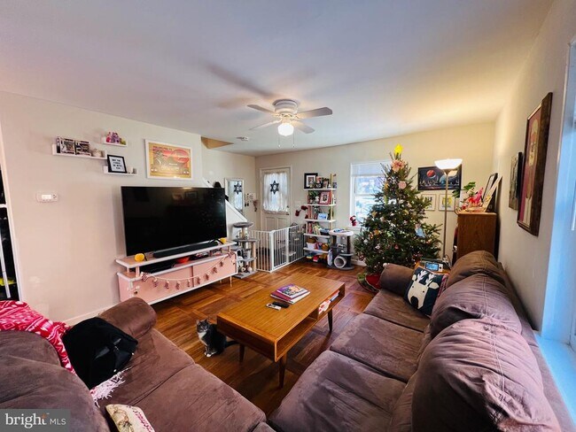 Photo - 909 S Irving St