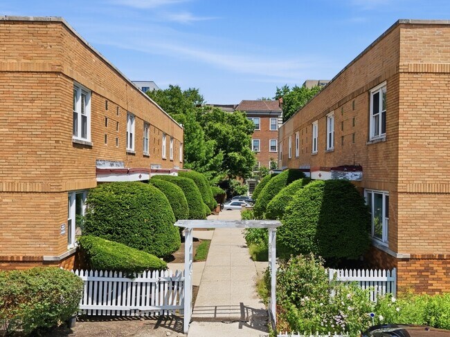 Building Photo - 221 S Maple Ave