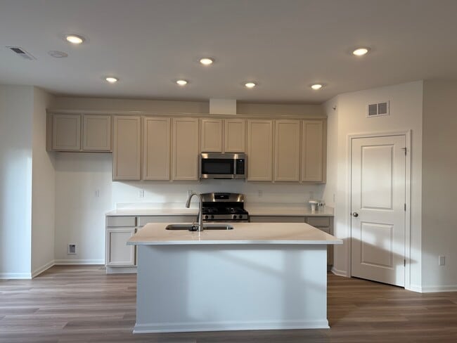 Photo - 302 Kingsport Dr