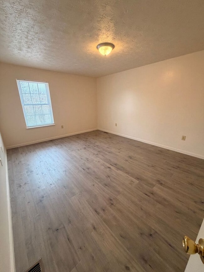 Photo - Spacious 3 Bedroom Duplex!