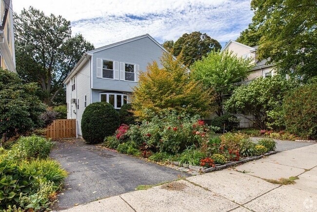 Building Photo - 5 Boston Ave Unit 1BD1BATH in West Medford Rental