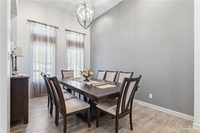 Photo - 18 Linva Ave