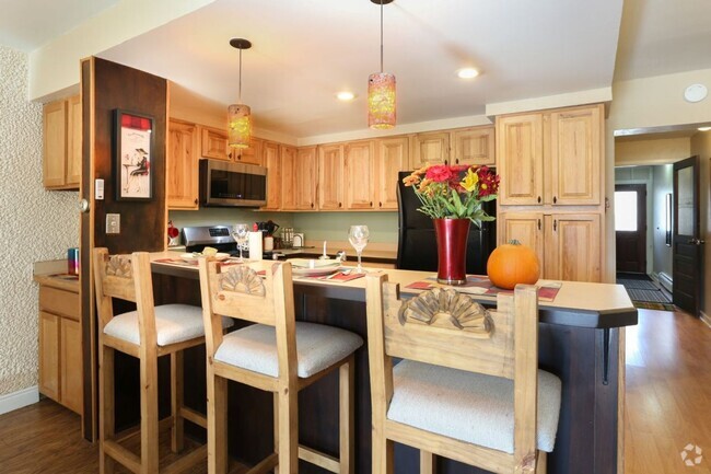 Building Photo - Walk to Main St and Gondola! Furnished! In... Rental