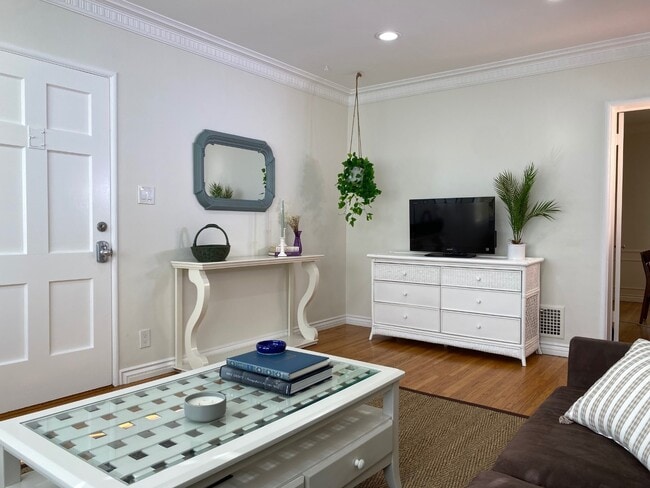 Living Room - 1286 Devon Ave Unit 4