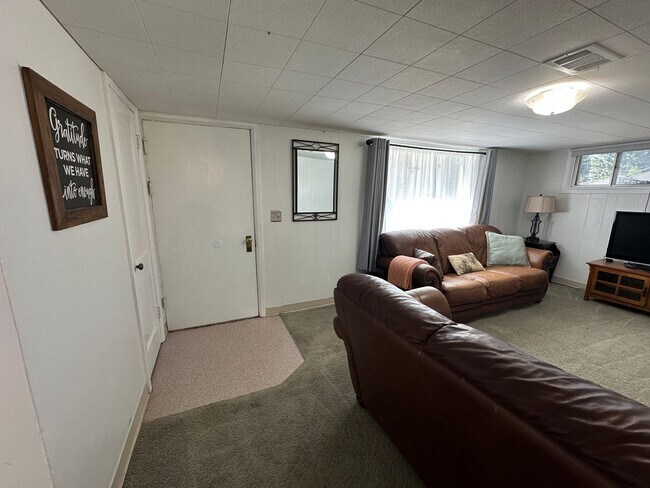 Photo - T260YL Unit Room #2 (private)