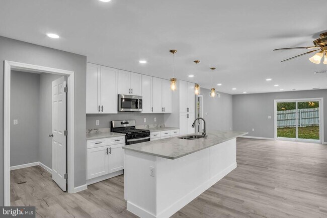 Photo - 1500 Embassy Dr