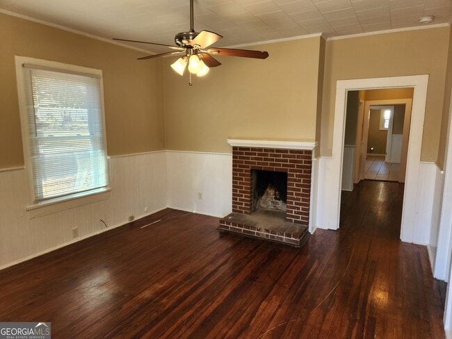 Photo - 260 E 3rd St NE
