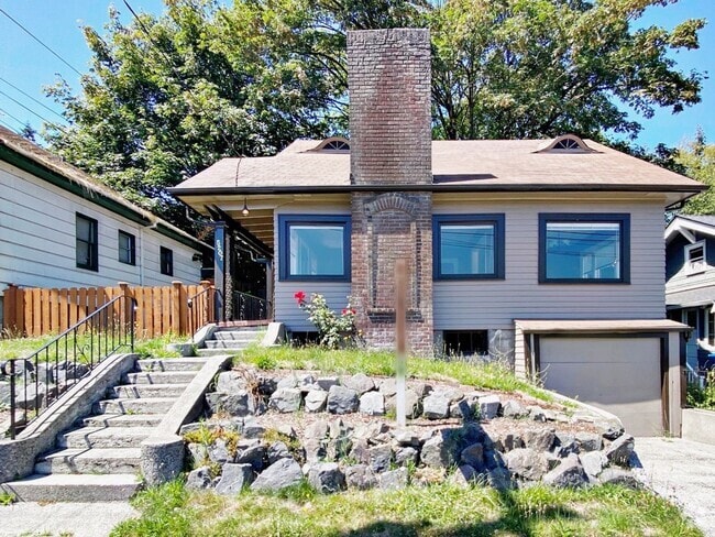 Building Photo - Beautiful Craftsman 5 bed 1 bath home with...