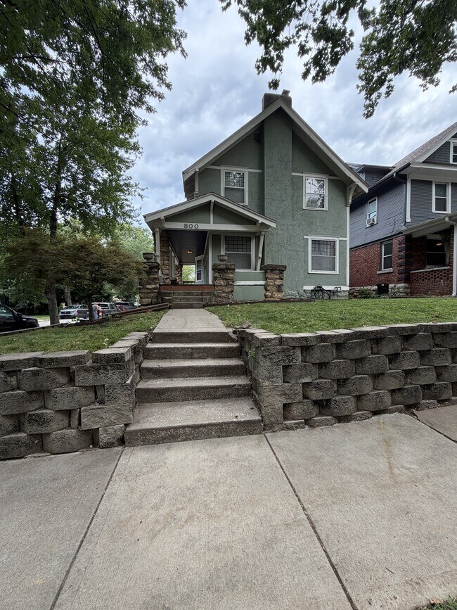 Photo - 800 E 41st St