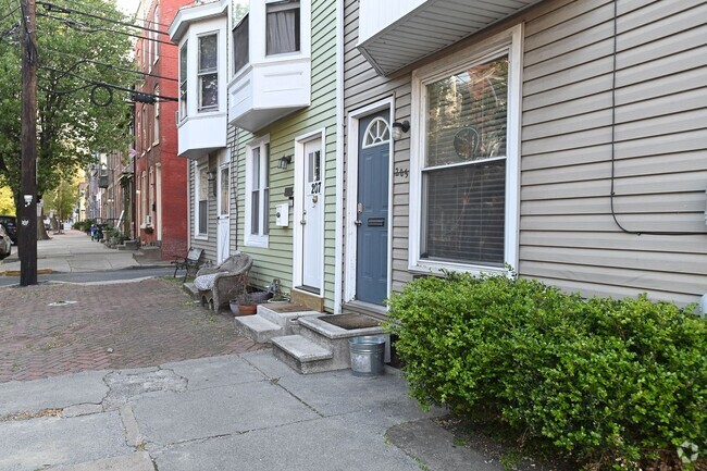 Building Photo - 205 Briggs St Unit Apt 2