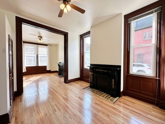 Building Photo - 1607 Sarah St Unit 1