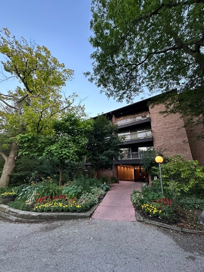 Building Photo - 5700 Hillcrest Ln