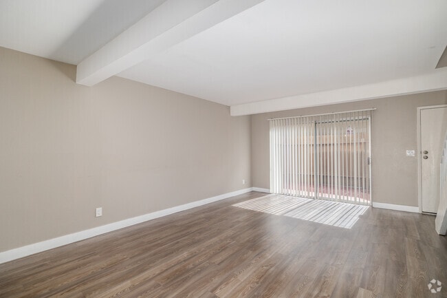 2BR, 2BA - 1,000SF - Living Room