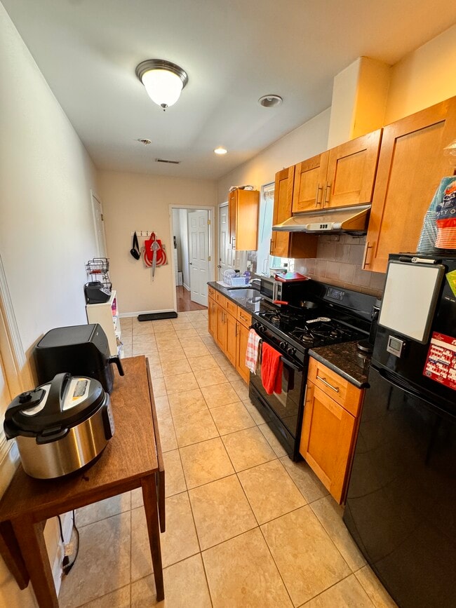 kitchen - 827 Reed St Unit 3rd Floor