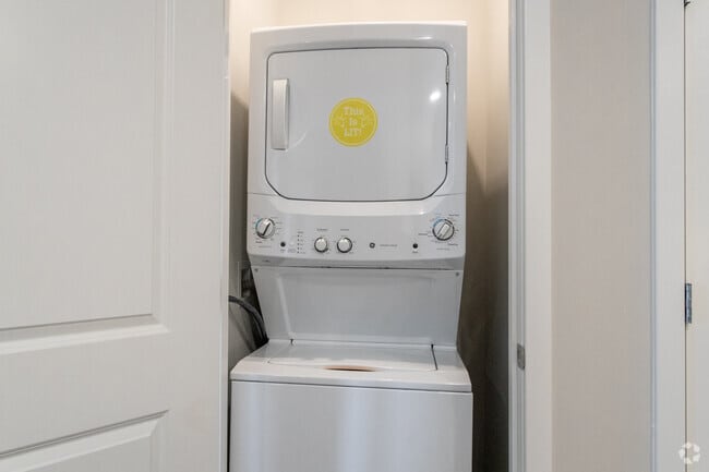 1BR, 1BA - 759 sf